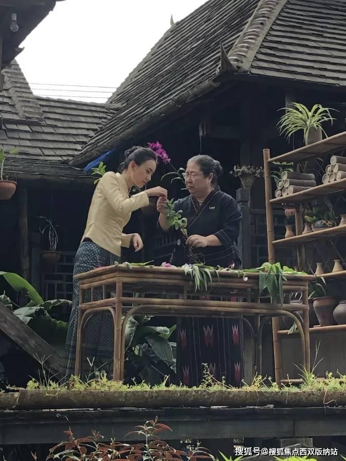 为什么我在表格里面打字一打它就往下面跑了？